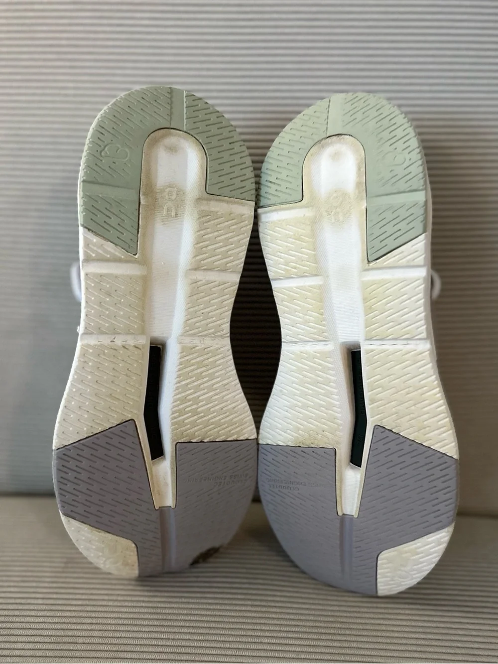 On Running Women’s Cloudeasy in the 'Heron Aloe' - size 9